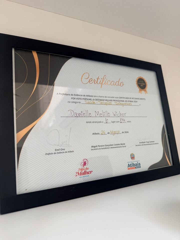 Certificado emoldurado sobre a prateleira
