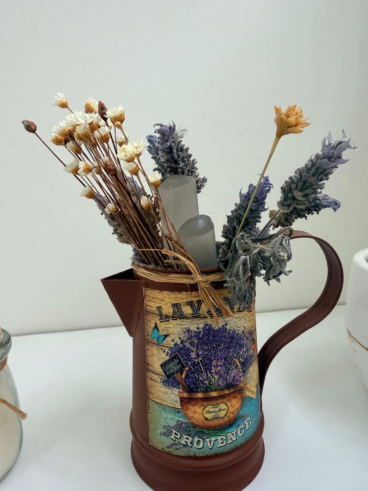 Jarro com flores secas e lavanda