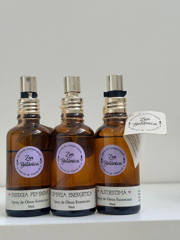 Três frascos de aromaterapia sobre a prateleira