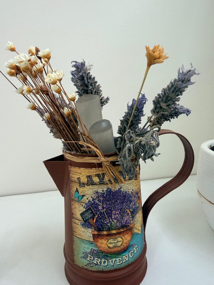 Jarro com flores secas e lavanda, em close