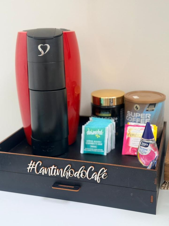 Cantinho do café com cafeteira vermelha e bandeja escrita #CantinhoDoCafé