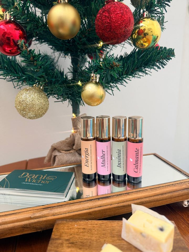Árvore de Natal, livros e frascos roll-on aromáticos