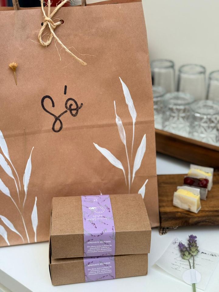 Sacola de papel kraft e caixas de doces com laço lilás