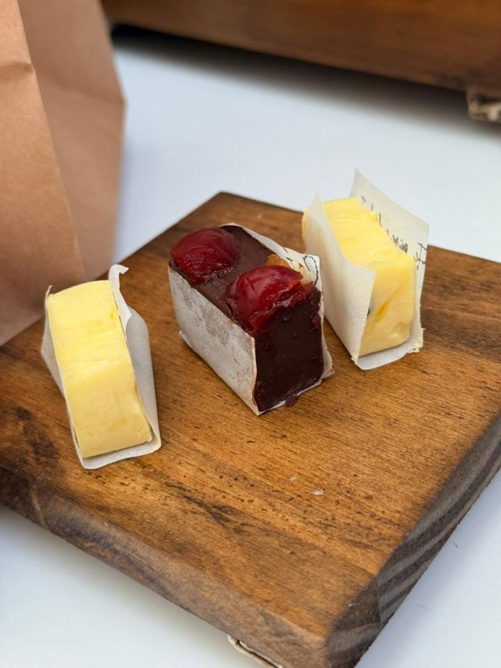 Doces servidos sobre uma tábua de madeira