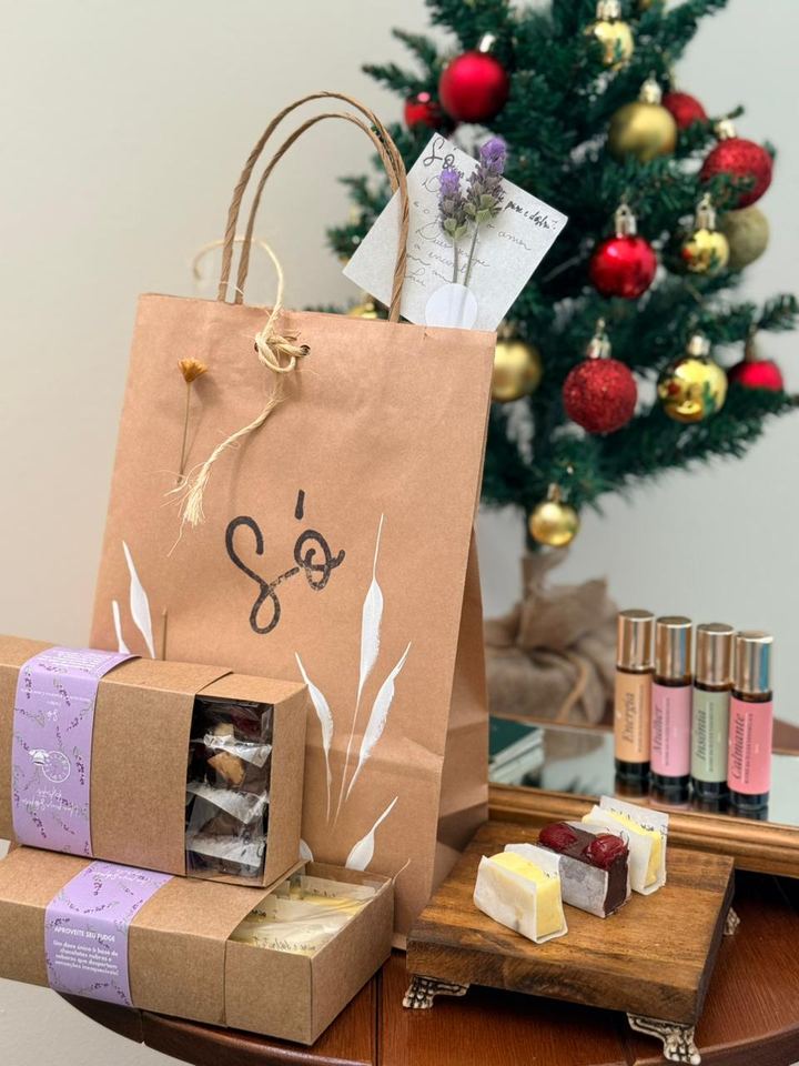 Sacola de papel kraft, caixas de doces e árvore de Natal
